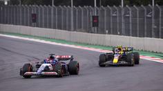 Vulgární gesto v F1. Lawson ukázal Pérezovi vztyčený prostředníček