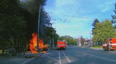 VIDEO: Řidič v plné rychlosti narazil do sloupu. Auto začalo okamžitě hořet