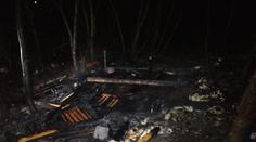 V osadě bezdomovců hořelo, dva popálení skončili v nemocnici