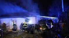 Auto po nárazu do zdi vzplálo, řidiče zachránili obyvatelé domu. I ten hořel