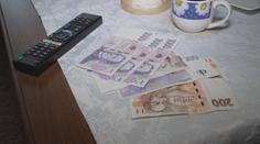 Nový typ podvodů: Šmejdi napřed nechali ženu vydělat, pak ji obrali o balík