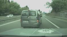 Muž si šel pro balík a ukradli mu dodávku. Zloděje po honičce dopadli policisté
