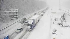 Kalamita u Washingtonu, stovky aut uvázly na 24 hodin na dálnici