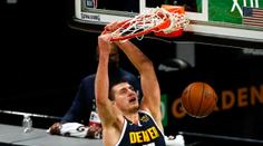 Bravurní Jokič řádil a sestřelil Bucks, Suns si vyšlápl na mistra z LA!