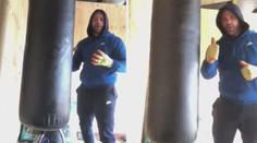Boxer ukázal, jak zmlátit ukecanou manželku. Za vtípek přišel o licenci