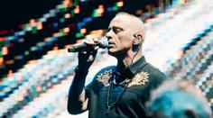 Italský zpěvák Eros Ramazzotti rozvášnil Prahu. Políbila ho dokonce fanynka