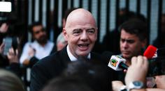 Prezident FIFA čelí obří kritice. Fotil se u otevřené rakve Pelého