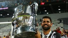 Kdepak drahý sporťák. Fotbalista Costa pobavil fanoušky projížďkou v traktoru