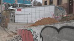 Česko zaplavují výdejní boxy. V Brně jeden postavili přímo na schodech