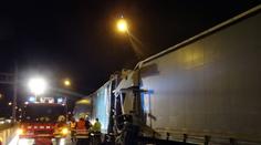 Kamion na R1 nedobrzdil a narazil do tahače. Zraněné vystříhávali