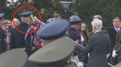 Prezidenta Pavla zaskočila váha praporu. Žerdí udeřil člena Hradní stráže do hlavy
