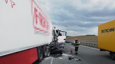 Na D1 se srazily kamiony. Z cisterny přečerpávali naftu, dálnice stála do noci