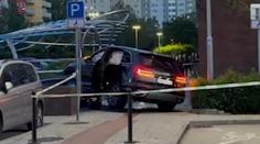 Divoká honička v Bratislavě skončila autem ve fontáně. Policie po řidiči i střílela