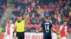Tři červené a tři penalty! Ze šlágrů české ligy vyšla nejlépe Slavia