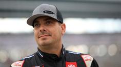 Šílená nehoda závodníka ze série NASCAR. Má zlomenou pánev a nohu