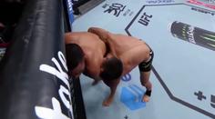 Bizár v UFC. Zápasník soupeře kousl, z organizace byl okamžitě vyhozen