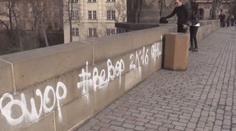 Sprejer poničil Karlův most. Hledá ho policie, hrozí mu i vězení!