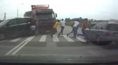 DRSNÉ VIDEO: Kamion převálcoval chodce na přechodu