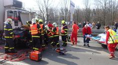Ve zúžení vjela honda pod kamion. Tři lidé skončili v nemocnici