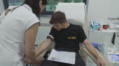 Policie vyzvala veřejnost na souboj. Chce soutěžit o to, kdo daruje více krve