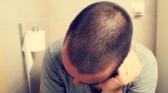 Muž v Brně usnul na záchodě. Přivolaní strážníci zjistili, že je celostátně hledaný