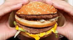 VIDEO: Žena si 20 let šetřila burger a hranolky. Ukázala, jak teď vypadají