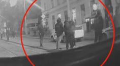 Opilý řidič vrazil do autobusu a zranil cestujícího. Policie hledá svědky