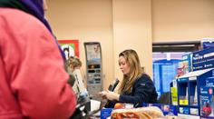 Kaufland zavádí minimální mzdu, takhle reagují ostatní řetězce