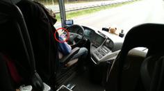 Místo silnice hlídal mobil: Autobusák za jízdy ohrozil životy desítek lidí. VIDEO