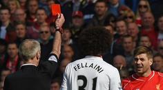 38 sekund na hřišti! Gerrard drsně šlápl na soupeře. Co blbnul?