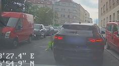 Agresor v jaguáru přejel pražského strážníka. Řval: Vstávej, ty simulante!
