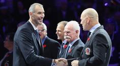 Vítej, Zdeno. Cháru do Síně slávy uvedl i legendární Šťastný