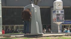 První co uvidí turisté v Praze? Před nádraží dali mobilní pisoáry