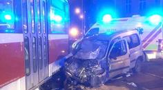 Brutální srážka auta s tramvají: Oba řidiči skončili v nemocnici