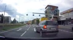Šílenec kličkoval mezi auty. Pak se vřítil do křižovatky na červenou!