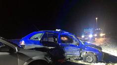 Pasažér nepřežil srážku čtyř aut, tělo museli z vraku vystříhat hasiči