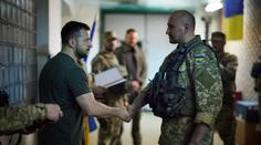 Zelenskyj vyrazil na frontovou linii. Nakráčel do města obléhaného Rusy