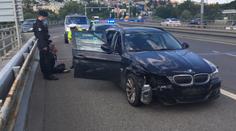 Opilec ujížděl policii a smetl tři auta. Pak vysvětloval proč. VIDEO