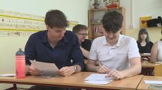 Maturantům odzvonilo. Do zkoušky dospělosti jim zbývá pár posledních dní