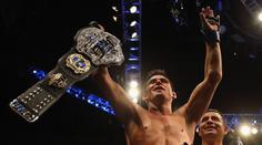 První UFC šampion se po letech vrací do klece. Zvládne znovu získat titul?