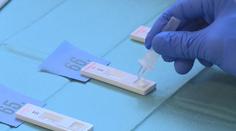 Ústup koronavirové epidemie v Česku zpomalil, stoupají opakované nákazy
