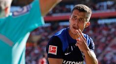Obránce Herthy zavinil dvě penalty a byl vyloučen. Daridův tým opět prohrál