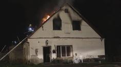 Dům na Olomoucku lehl popelem. Majitel dříve hrozil, že ho zapálí