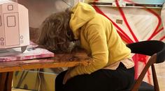 Policie vtrhla do galerie, aby zachránila umírající ženu. Bylo to umění