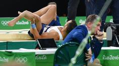 Horor na gymnastice! Francouz si při doskoku zlomil nohu