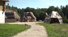 Unikátní středověký skanzen v Trocnově. Při stavbě nebyl použit jediný hřebík