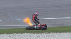 Motorka v plamenech! Jezdec MotoGP od svého stroje utíkal