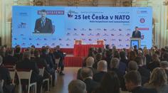 Sláva na Hradě. Překvapil smutný Nečas, pohublý Topolánek i zarostlý Langer