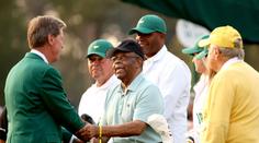 Svět golfu truchlí. Zemřel první černoch, který hrál Masters