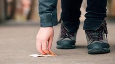 Tajemný dárce hází na ulici bankovky už několik let! Policii stále uniká